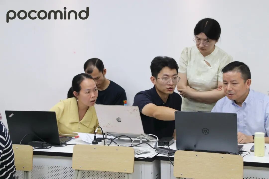 导师和助教在现场讲解、协助